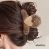 Novo prendedor de cabelo de garra grande de pelúcia 2026, prendedor de cabelo marrom de alta qualidade para mulheres, acessório de cabelo tipo pinça de tubarão para a parte de trás da cabeça, estilo retrô outono e inverno