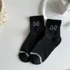 Calcetines de media pantorrilla para mujer 2025, color blanco y negro, con letras, lindos, para primavera y otoño, moda versátil, estilo universitario, estilo japonés
