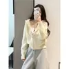 Sudadera rosa coqueta, color crema chic, diseñada para hacer que las figuras menudas parezcan más altas y delgadas, con cremallera y diseño de punto con capucha