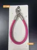 Nova pulseira de couro triangular com fivela dupla para celular, acessório universal, pulseira simples com fivela dupla, corrente de suspensão anti-queda