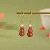 Brincos de Gancho Vermelho para Orelha Yuebao Jewelry Ágata Vermelha do Sul Prata de Lei S925 Banhado a Ouro Cabaça Pérola da Fortuna Outono Inverno Ano Novo