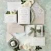 Set de invitaciones de boda en lujoso papel hecho a mano color verde bosque, con papel de algodón de borde deshilachado, adecuado para fiestas de compromiso