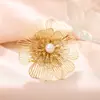 Anillo Floral Hueco Tridimensional de Múltiples Capas, Elegante y a la Moda, con un Diseño de Lujo Ligero de Alta Gama, Joyería de Anillo de Pétalos Dorados
