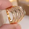 Anel Largo Rongxing Transfronteiriço em Forma de V com Pedras Onduladas Multicamadas Incrustadas, Bicolor Dourado e Prateado com Três Fileiras Curvas, Anel Feminino Elegante de Luxo Leve