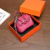 Nuevo y moderno colgante de mini bolso de platino, bolso de lipstick de alta gama, decoración de bolso para auriculares, accesorio de llavero para coche, venta al por mayor