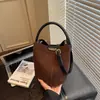 Bolso bandolera de nicho transfronterizo 2026 nueva moda bolso de mano simple bolso cubo bolso de hombro para ir al trabajo bolso versátil para madre e hija