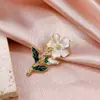 Broche de Flor Blanca de Alta Gama con Goteo de Aceite Súper Hada Estilo Coreano Sencillo Pin de Flor Gardenia para Niña Accesorios para Ropa Bufanda de Seda