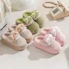 Pantuflas de algodón con suela gruesa para mujer, ropa de casa de invierno, pantuflas peludas con lazo lindas de moda, cálidas y cómodas con suelas suaves