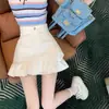 Mini Falda Blanca de Mezclilla con Volantes Irregulares de Cintura Alta, Corte A, Ajustada al Cuerpo, Adelgazante, para Mujeres Petites
