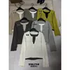 A única coleção de outono feminina VI+ apresenta um look de duas peças em tricô estilo coreano, minimalista, com blocos de cor, gola redonda e mangas compridas, número de estilo 99629