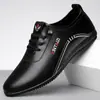 Zapatos casuales de cuero suave para hombre al por mayor, suela suave, cómodos, combinan con todo, slip-on, mocasines ligeros, zapatos tipo frijol de moda