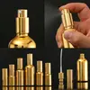 Venta al por mayor de botellas de aceite esencial chapadas en oro, prensa de emulsión, atomizador de perfume, cuentagotas, subembotellado de cosméticos