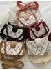Bolso de cadena de perlas con patrón de rombos transfronterizo para mujer, nuevo bolso cruzado texturizado de moda 2023, bolso de hombro casual y elegante