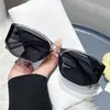 Gafas de Sol Curvas para Mujer Sentido de Alta Gama Cara Pequeña Famosas de Internet Mismo Estilo Gafas de Sol Anti-ultravioleta para Conducir