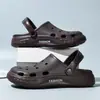 Nuevos zapatos perforados de suela gruesa para mujer, adecuados para usar al aire libre en primavera y verano, hechos de EVA, que aumentan la altura, antideslizantes, talla grande, sandalias de pareja, versión negra para hombre