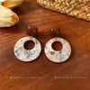 Pendientes Redondos de Resina Estilo Retro Hong Kong con un Diseño Único, Estilo de Nicho, Lujo Ligero, Sensación de Alta Gama y Exquisitos Accesorios para Orejas