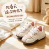 Zapatos casuales de moda y versátiles para niñas, nueva colección primavera/otoño 2026, zapatos infantiles de suela blanda estilo Forrest Gump, tallas medianas y grandes, parte superior de piel, zapatillas blancas