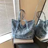 Bolsa de Ombro Jeans para o Dia a Dia com Senso de Design Feminina Nova Moda Outono/Inverno 2024 Versátil Bolsa Tote de Grande Capacidade