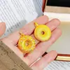 Aleación de Cobre Lujo Ligero Gama Alta Calado Incrustado con Diamantes Trébol de Cuatro Hojas Filigrana Colgante de Paz para Mujer con Exquisito Diseño Redondo