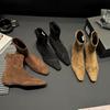 Botas Curtas de Camurça com Elevação Interna Estilo Coreano para Mulheres Outono e Inverno 2025 Bico Quadrado Costura Botas Slim Zíper Traseiro Botas Elegantes Jovens