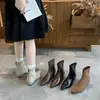 Botas curtas de salto grosso estilo coreano com bico fino para mulheres, novas botas afuniladoras estilo francês com zíper traseiro para outono e inverno de 2026, botas curtas elegantes e afuniladoras