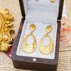 Venta caliente transfronteriza: pendientes de acero de titanio con relieve hueco, estilo retro europeo y americano, chapados en oro de 18 quilates, elegantes y geométricos pendientes de moda.