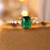 Anillo Rongxing Transfronterizo Simple Rectangular Piedra Principal Verde Banda Delgada Piedras Laterales Colocadas en Filas Diseño Para el Trabajo Apilable Temperamento