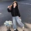 Conjunto de duas peças com jaqueta com capuz de retalhos de renda doce estilo faculdade e jeans versátil da moda para crianças mais velhas