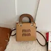 Bolsa Pequena da Moda Bolsa de Mão de Couro para Mulheres Bordada com Linha Letras Novo Estilo Elegante Fashionável Bolsa Feminina de Ombro Único Transversal Toque de Luxo