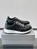 Zapatos casuales para hombre con logo triangular de cuero genuino transfronterizos PRA de suela gruesa para aumentar la altura con cordones blancos estilo europeo y americano comercio exterior en stock