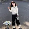 Conjunto de cárdigan a cuadros de bloques de color para niña y pantalones anchos de retazos a cuadros casuales de moda para temporada de primavera y otoño