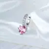 Aretes de Aro 'Sweetheart': El nuevo diseño de nicho de Henson presenta pendientes de alfiler recto con circonita en forma de corazón incrustada de cobre y ear cuffs para piercing.