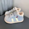 Zapatos de Algodón Cálido de Peluche con Velcro y Cabeza de Concha Retro para Mujer 2026 Invierno Nuevos Versátiles de Suela Plana Zapatos Birkenstock Peludos
