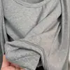 Camiseta versátil de color liso, suave y sencilla, de manga larga, cuello en U, estilo dos piezas falsas para mujer, top de moda estilo coreano para otoño 2025