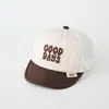 Gorra de béisbol de malla para bebé con visera suave y diseño de bordado de letras elegante, sombrero de protección solar diario estilo coreano para bebés