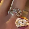 Anillos de Lujo de Gama Alta Europeos y Americanos Súper Brillantes, Venta Caliente Transfronteriza Moda Compromiso Entrelazados y Enroscados Anillos Versátiles