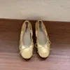Zapatos rojos para mujer con aumento interno de altura y detalle de lazo, estilo francés de verano 2026, adecuados para combinar con faldas, zapatos de ballet plateados para noche