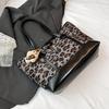 Bolsa Tote Versátil Tendência Coreana para Mulheres 2025 Nova Bolsa de Ombro de Grande Capacidade para Trabalho e Dia a Dia Bolsa Casual de Axila para Mulheres