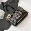 Bolsa Tote Versátil e Moderna Coreana para Mulheres 2025 Nova Bolsa de Ombro de Grande Capacidade para Trabalho e Deslocamento Bolsa Casual de Axila Feminina