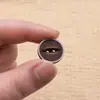 Botones de Resina con Grano de Madera Falso en Stock al por Mayor, Botones de Moda Versátiles para Suéteres de Cachemir y Cárdigans, Botones Redondos de Gama Alta Cosidos a Mano