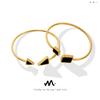 Pulsera de concha negra cuadrada triangular versátil de alta elasticidad con cordón abierto estilo europeo y americano, joyería de acero de titanio chapado en oro de 18 quilates