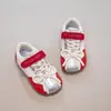 Zapatos de entrenamiento alemanes de cuero de moda para niños, nueva colección primavera/otoño 2026, zapatillas de suela blanda para niñas y zapatos casuales para niños con correas de velcro