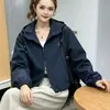 Chamarra Corta con Capucha para Mujer 2026 Otoño Estilo Coreano Petite Holgada Impermeable Cordón Bordado Casual Cremallera Ropa de Mujer