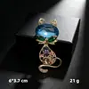 Broche de gato de zafiro de lujo europeo y americano, broche de diamantes de imitación con sentido avanzado, traje de animal, ropa de pecho, hebilla antideslizante.