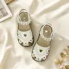 Sandálias para Bebê Menina, Sapatos de Couro com Solado Macio e Biqueira Fechada Bordada para Crianças, Novo Estilo Verão 2026 Sapatos de Princesa Vazados para Meninas, Respiráveis