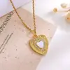 Collar Transfronterizo Amazon Collar de Corazón de Amor para Mujer, Cadena de Clavícula Versátil de Lujo Ligero de Nicho de Gama Alta Accesorio de Acero de Titanio de Moda