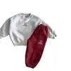 Ropa infantil personalizada, conjunto de moda otoño e invierno estilo coreano, conjunto casual versátil de dos piezas con forro polar, bloqueo de color con letras bordadas, elegante