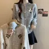 Jaqueta Cardigan de Tricô Bordada com Gola Redonda Estilo Retrô Coreano Emagrecedora Outono Novo Estilo Curto Versátil Suéter de Estilo Gentil para Mulheres