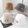 2025 Invierno Lindo Dibujo Animado Versátil Piel Sintética de Conejo Cálido Sombrero Cubo para Mujeres Estilo Coreano Felpa Nicho Protección de Orejas Sombrero de Pescador