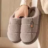 Pantuflas de algodón cerradas para hombre, talla grande, nuevo modelo de invierno 2026, aptas para uso exterior, antideslizantes, uso en casa, zapatos de algodón cálidos con suela gruesa de peluche para mujer